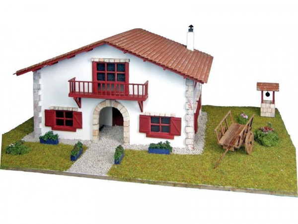 Сборная деревянная модель деревенского дома Artesania Latina Chalet kit de Caser?o con carro, 1/72