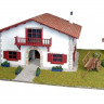 Сборная деревянная модель деревенского дома Artesania Latina Chalet kit de Caser?o con carro, 1/72