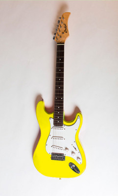 Электрогитара ROCKET ST-01 YW 39" Stratocaster шнур Jack-Jack ключ для настройки в комплекте, желтого цвета