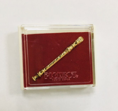 Значок  на булавке золотое напыление "блок-флейта" Pick Boy made in Japan